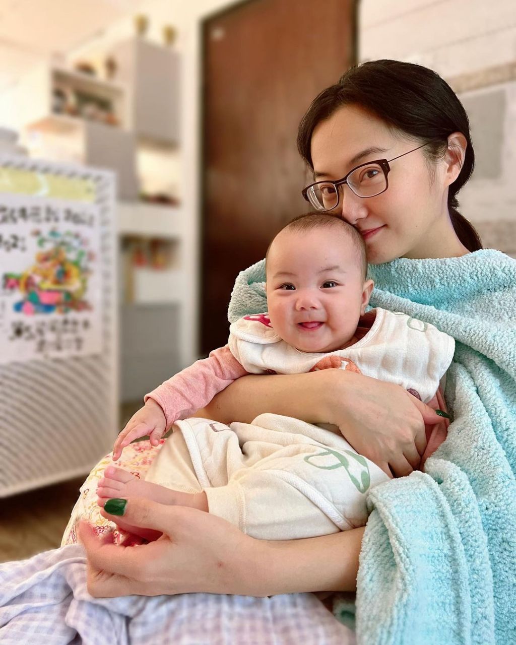赵小侨晒娃  结婚5年好不容易得女,看得出赵小侨很知足,不过这样一位