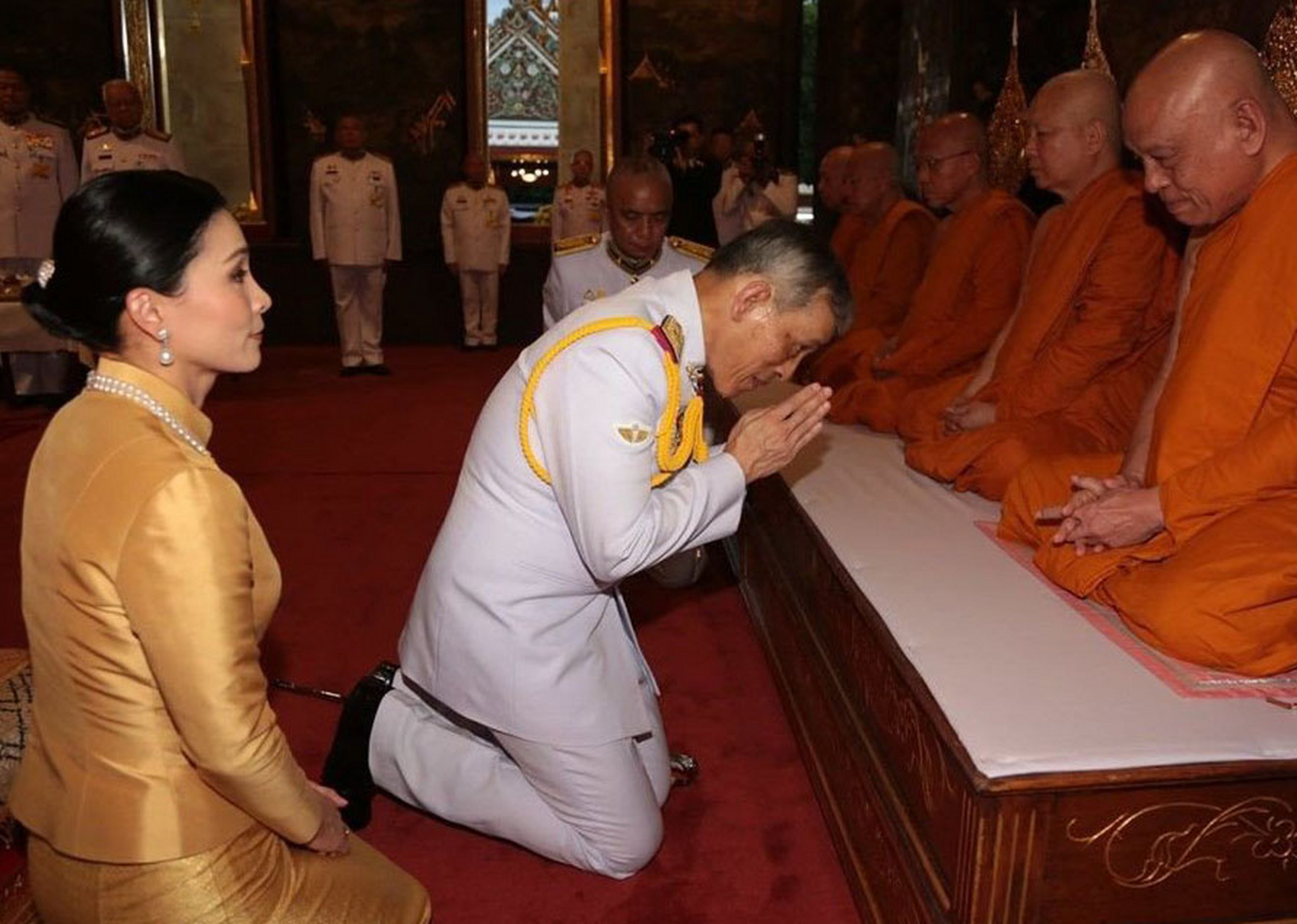 毕竟佛教是泰国的国教,和尚的地位非常高