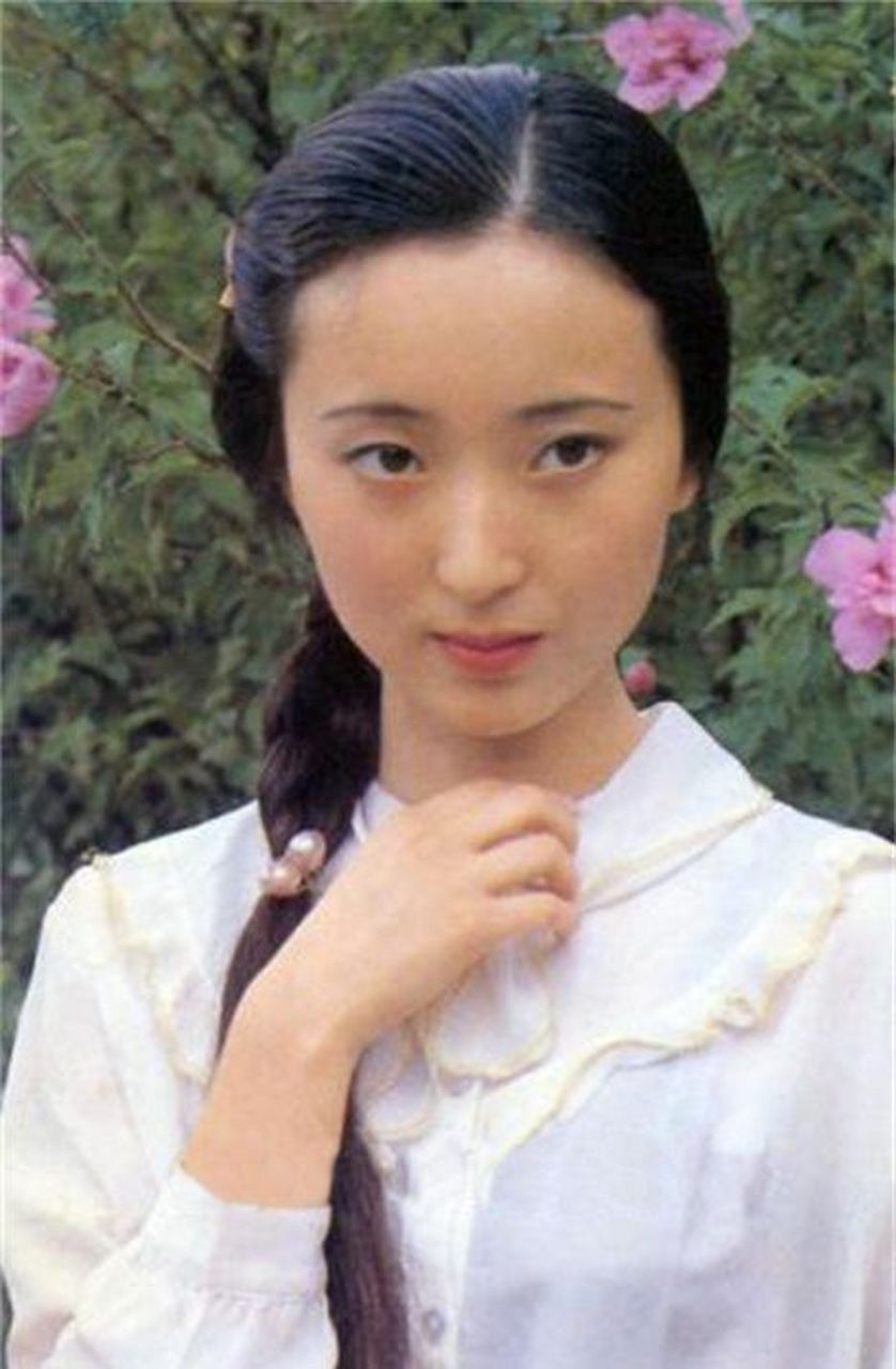 在上世纪90年代的一次活动中,陈晓旭身着旗袍,妆容精致,展现出她独特