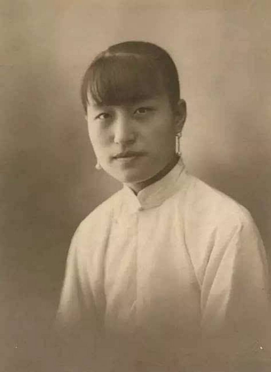 陈洁如是蒋老和宋美龄结婚之前的夫人,也是继原配毛福梅和侧室姚冶诚