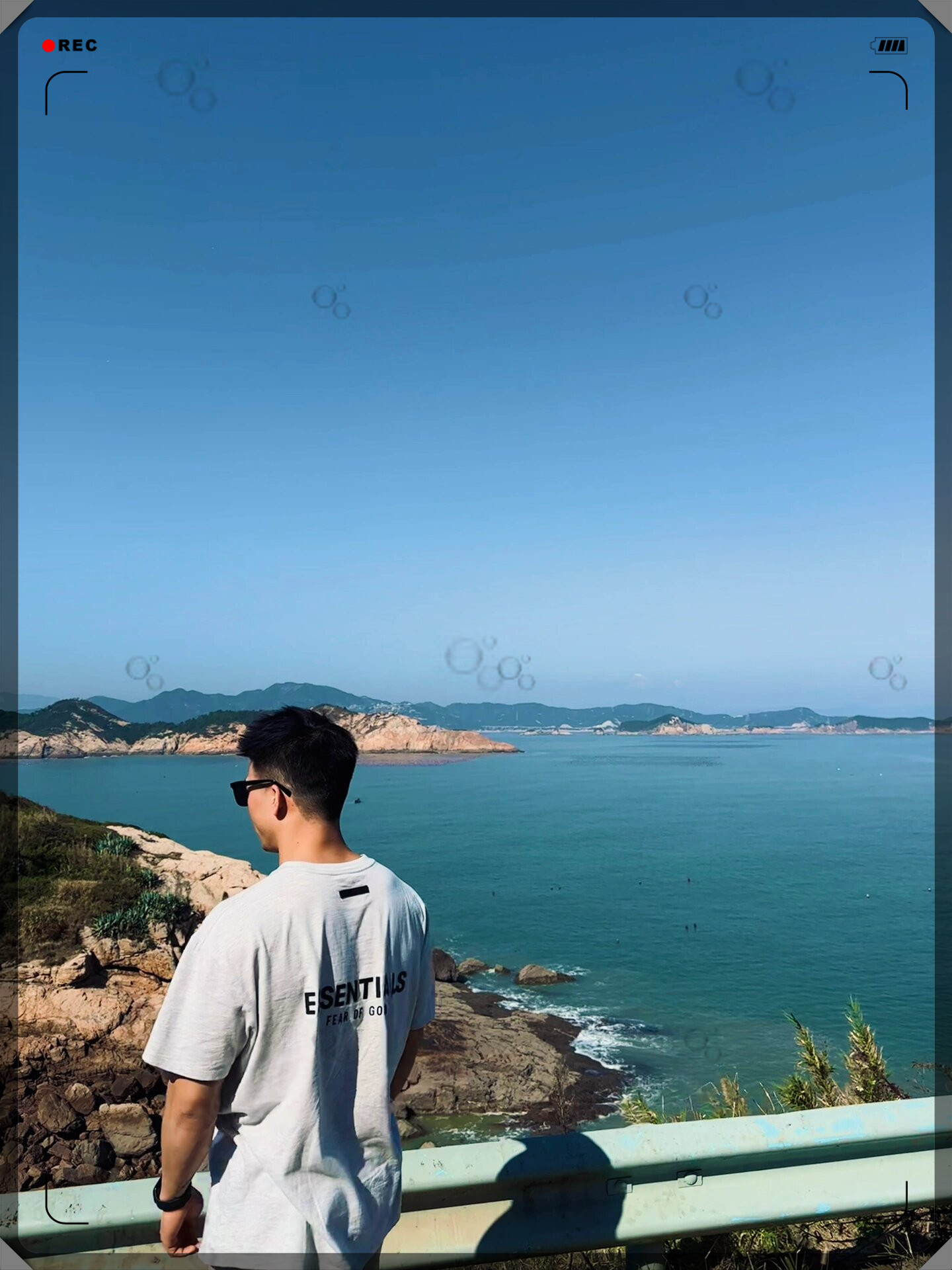 当我凝视着蔚蓝的海水仿佛能感受到它的低吟汩汩波涛拍打着岩石