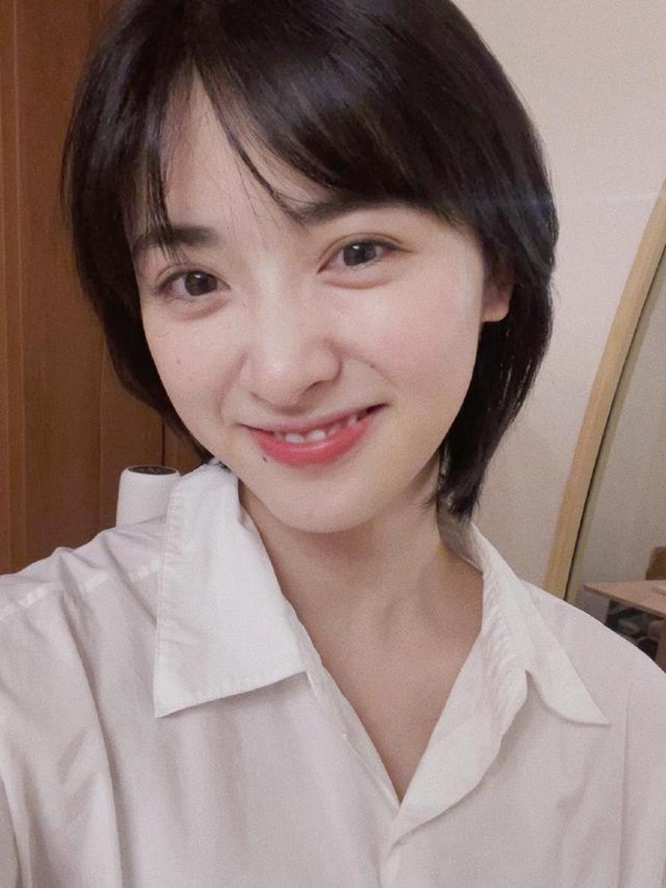 沈月与男友感情稳定!孙宁在小区门口接女友,主动搬行李很贴心