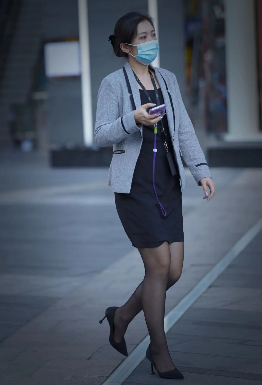 街拍黑丝职业装高跟柜姐