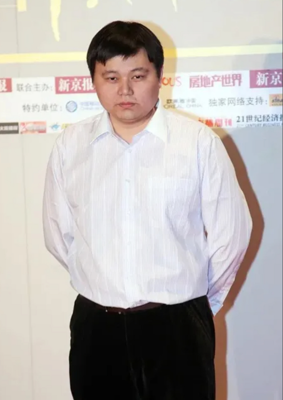 一次采访,主持人问当年明月:"你一年赚了4100万,打算怎么花?