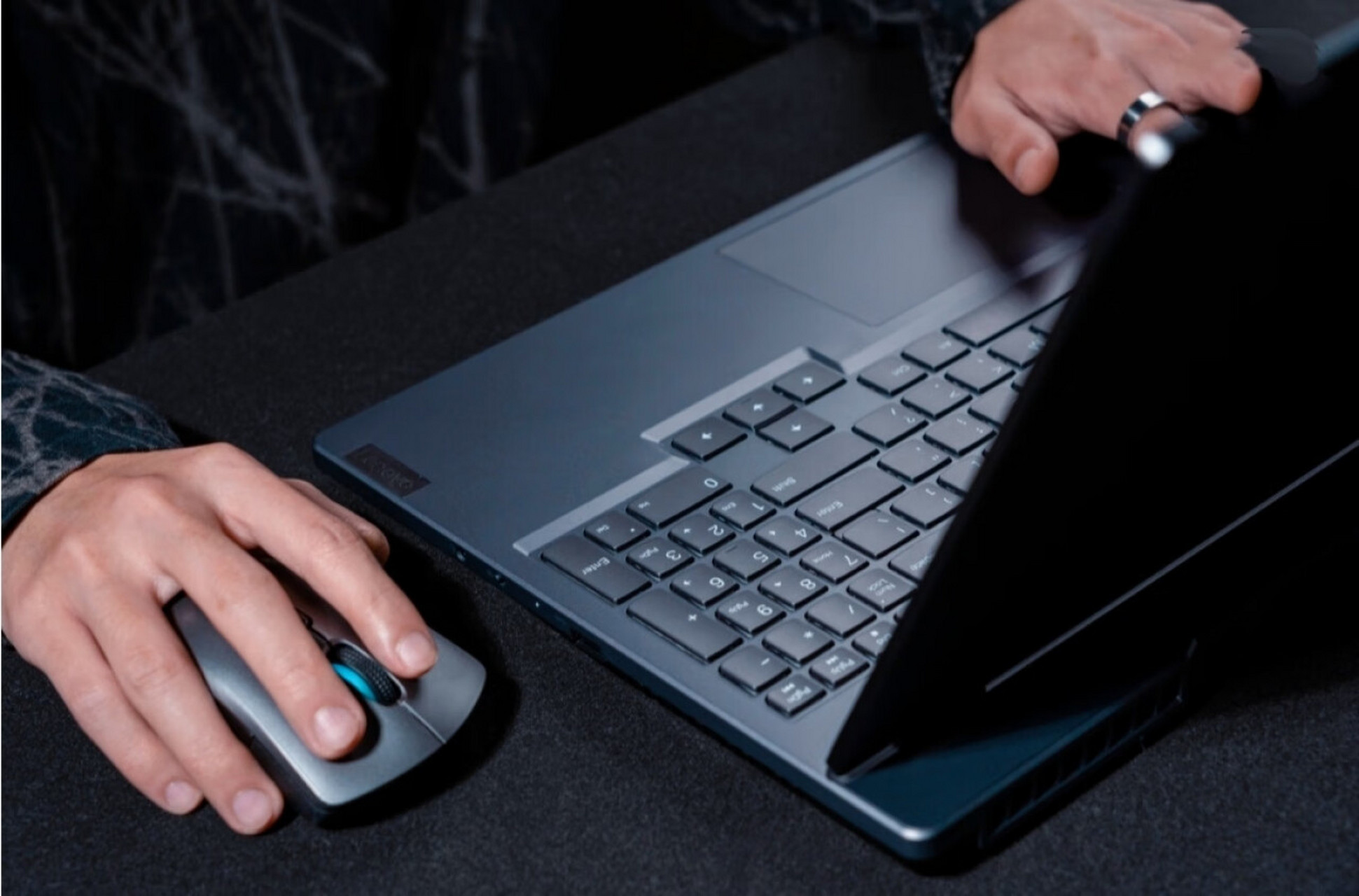 联想r7-7735h处理器是amd最新的移动处理器,采用先进的制程工艺和架构