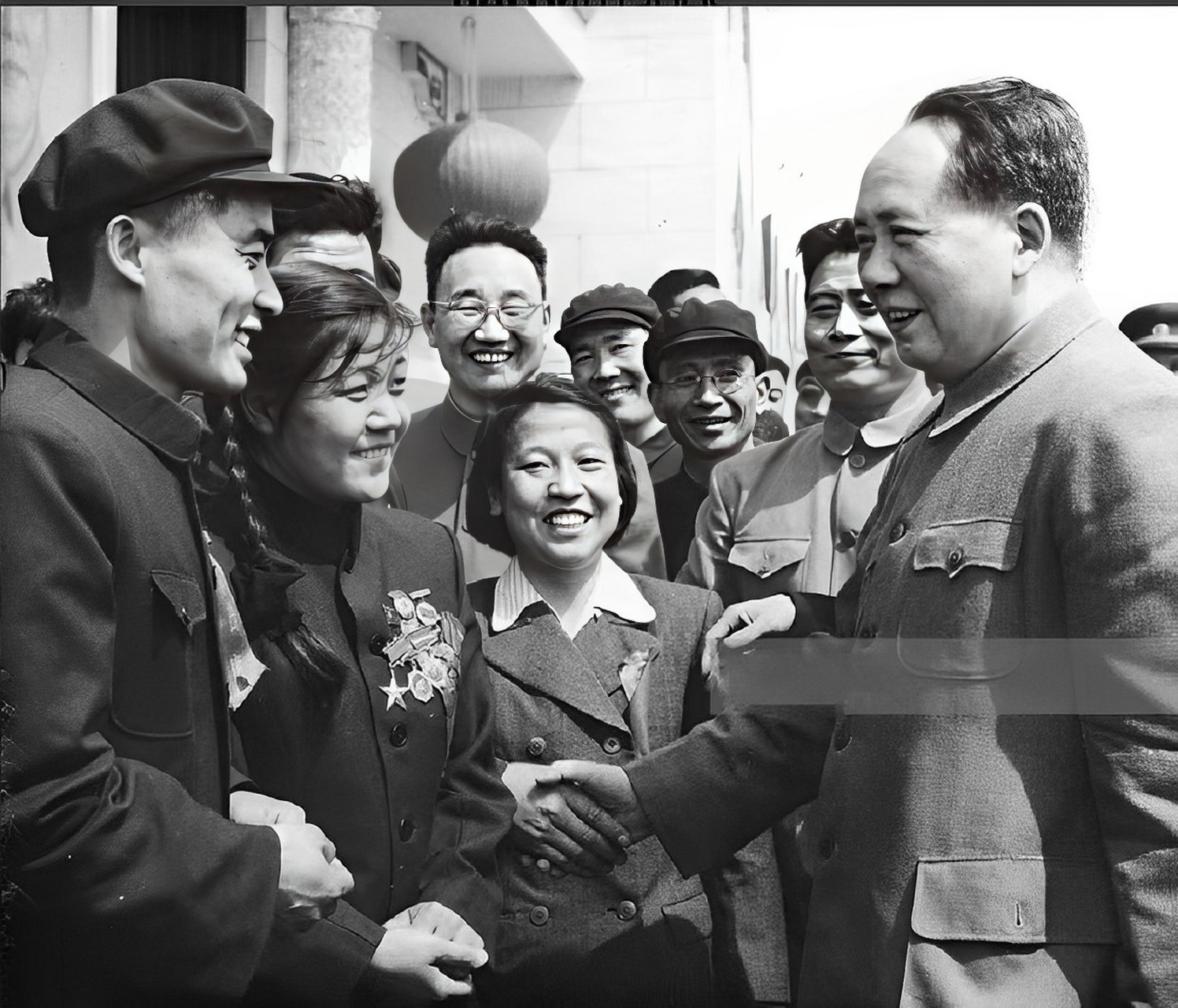 1974年后,有人建议:让谢静宜担任副委员长,让迟群当担任教育部长.