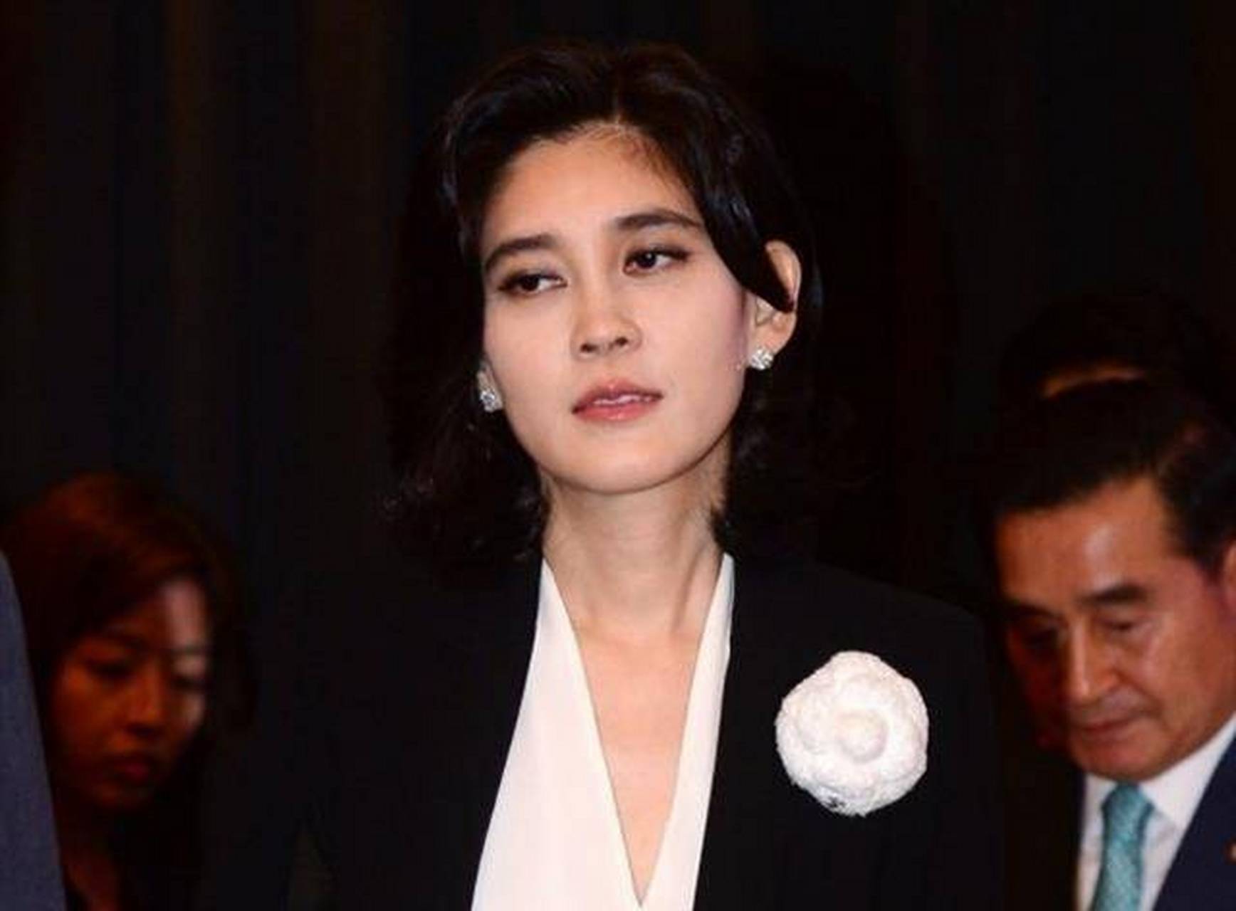 1999年,李富真与保安任佑宰大婚.
