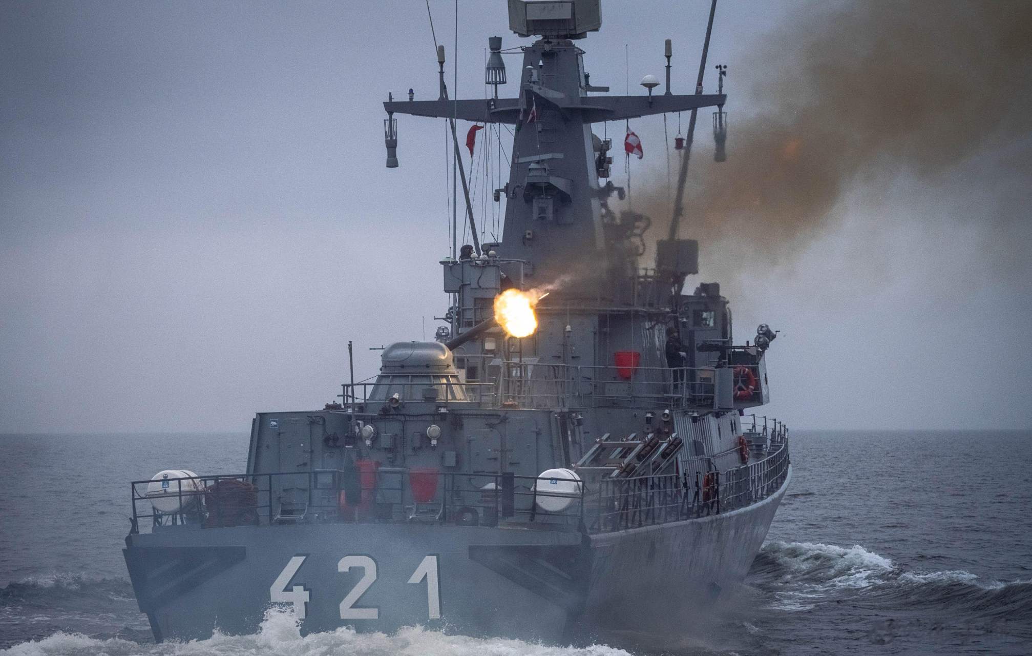 波兰海军421 orkan号大型导弹艇出海实弹射击.