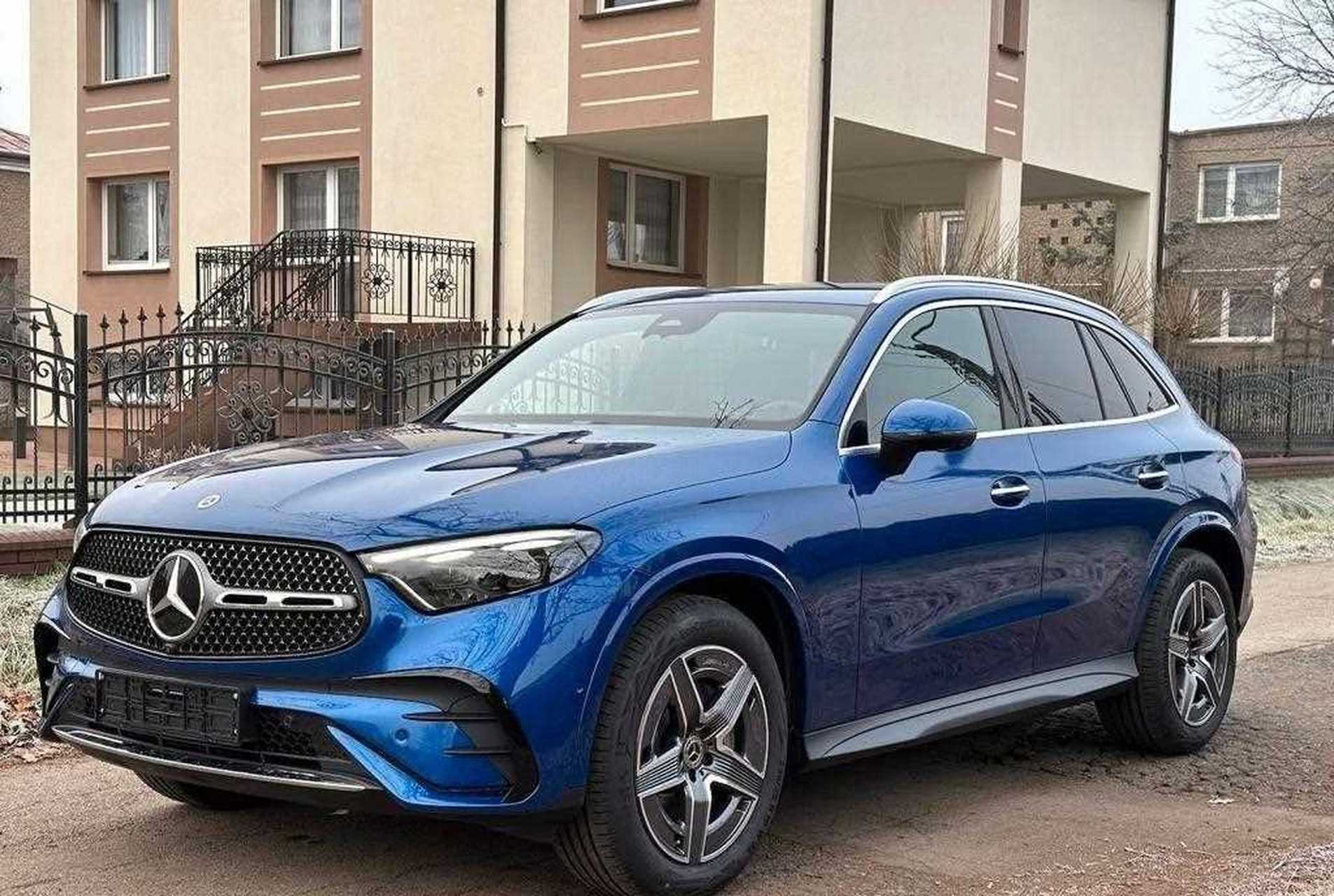 导读:2023奔驰glc220d亮相,蓝色漆面更优雅,预售43万,竞争宝马x3 作为