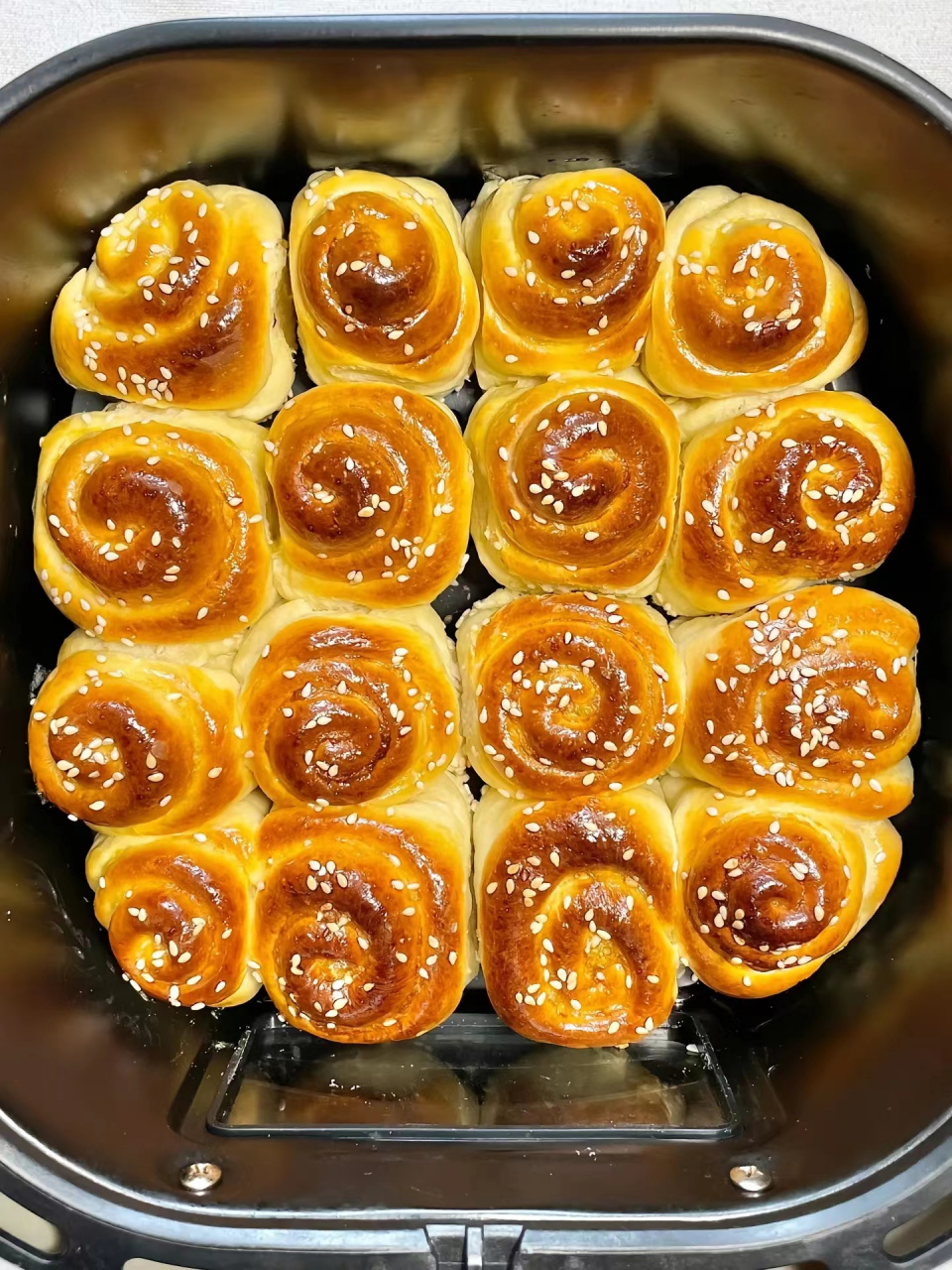 快拿出你的空气炸锅做这个蜂蜜脆底小面包!