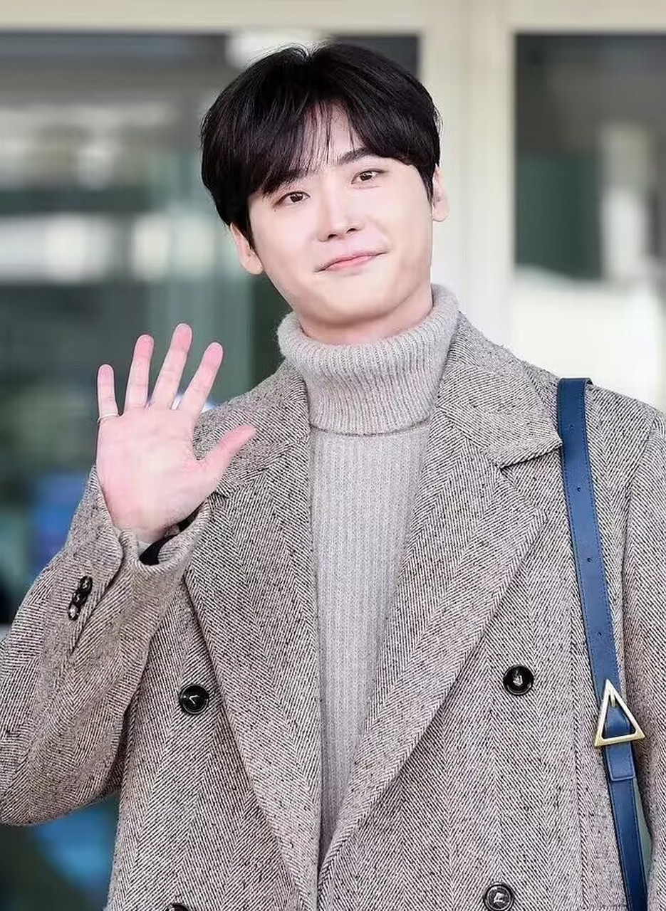 李钟硕近照曝光,这还是我印象里的钟硕欧巴吗?