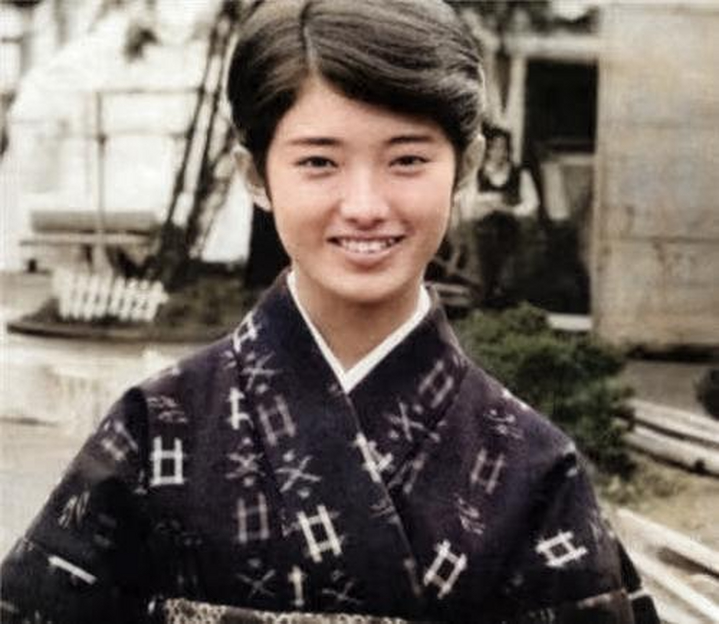 这是年轻时候的清纯女神山口百惠,照片中山口百惠身穿和服,一脸清纯