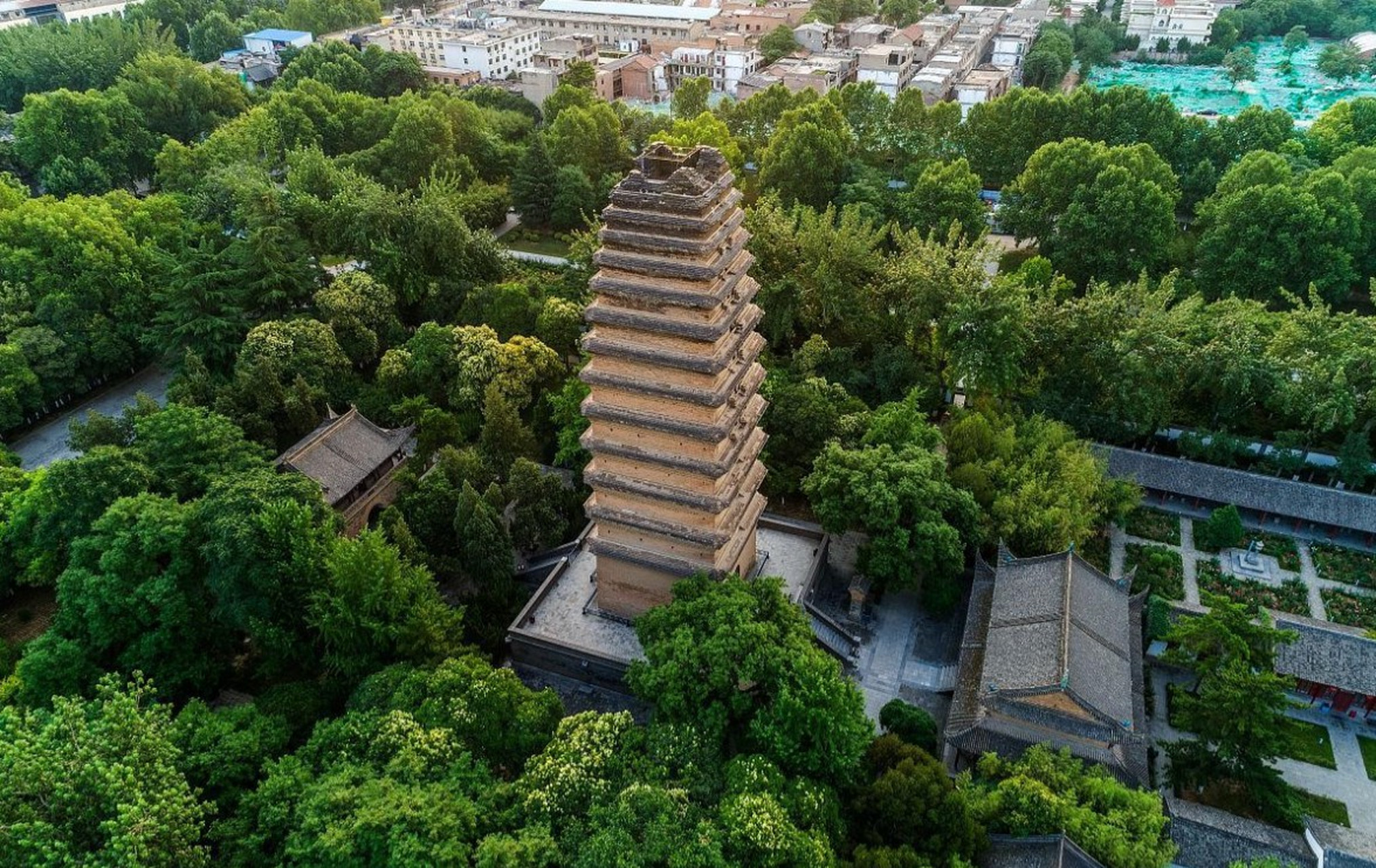 #西安有点儿热# 西安小雁塔,又称佛光寺塔,位于西安市南郊小雁塔街道