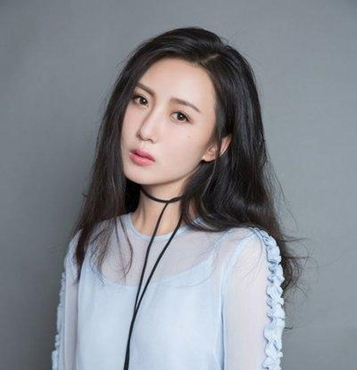 《外科风云》的男主角就是靳东,而张墨锡在剧中饰演的就是一位父母