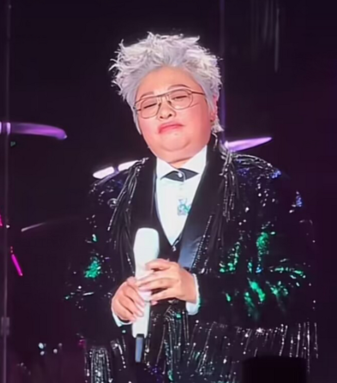 近日,有网友晒出一段韩红演唱会的视频,当天她穿着演出服,头发染成了