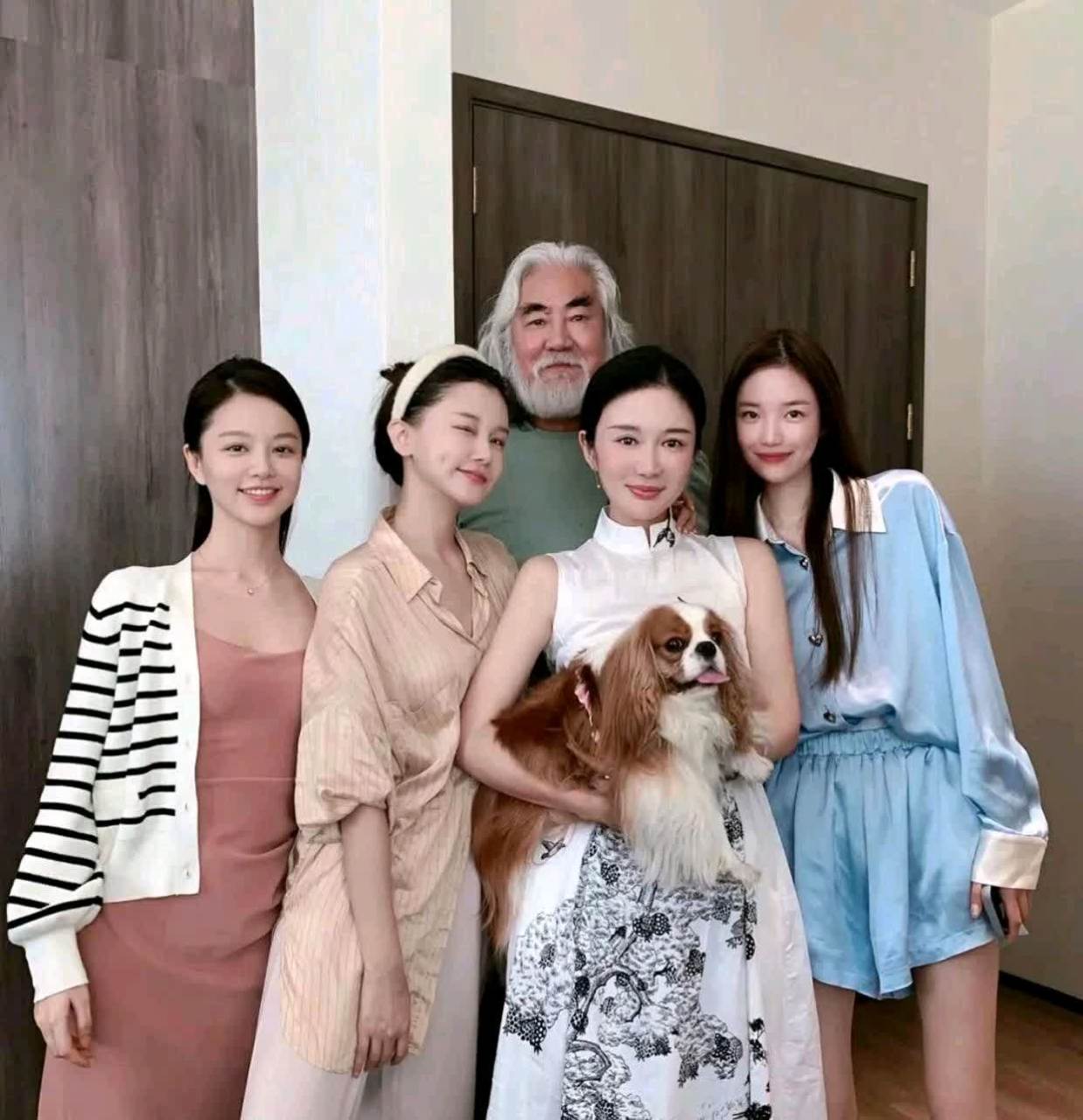 张纪中导演太有福了,老婆年轻漂亮[没眼看]