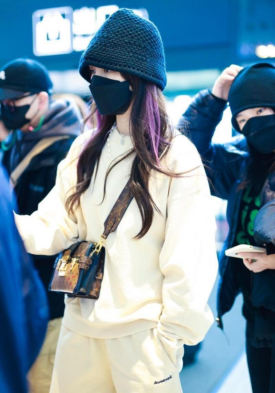 孟佳机场街拍 嫩黄色卫衣套装 louisvuiton斜挎包 卡其色翻毛皮马丁靴