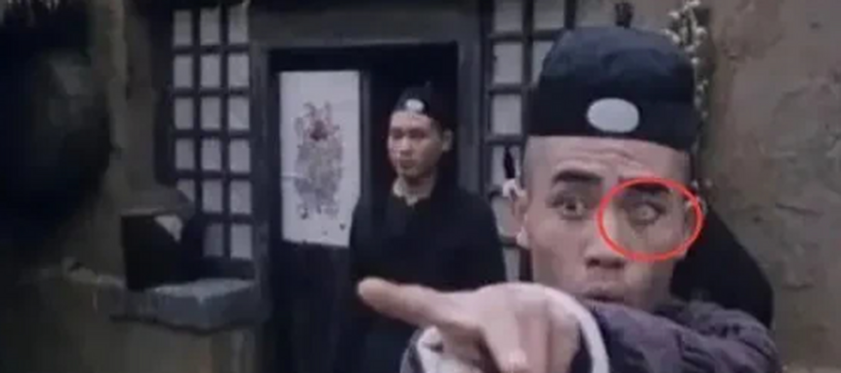 陈宝国当年拍摄电影《神鞭》,饰演"玻璃花"一角,当时没有美瞳.