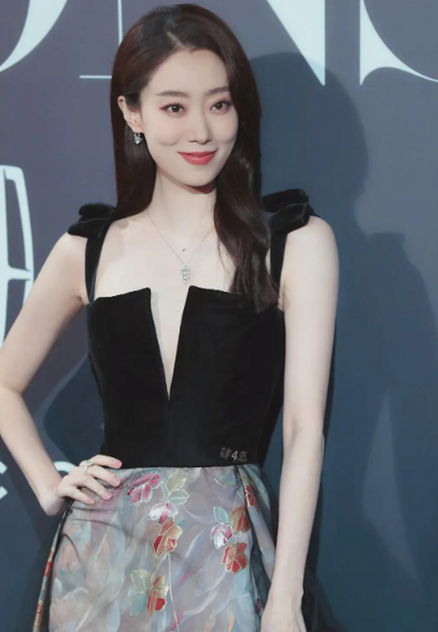 随后两人一同回到某小区,张小斐熟练输入密码打开门,男子不久后也跟着