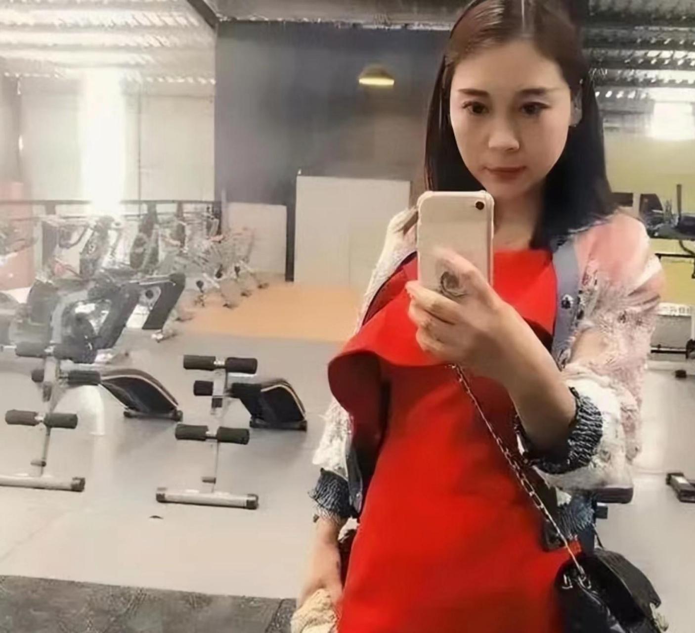 2016年,以"雪莉"之名隐匿厦门酒吧打工的劳荣枝,在她工作的酒吧健身房