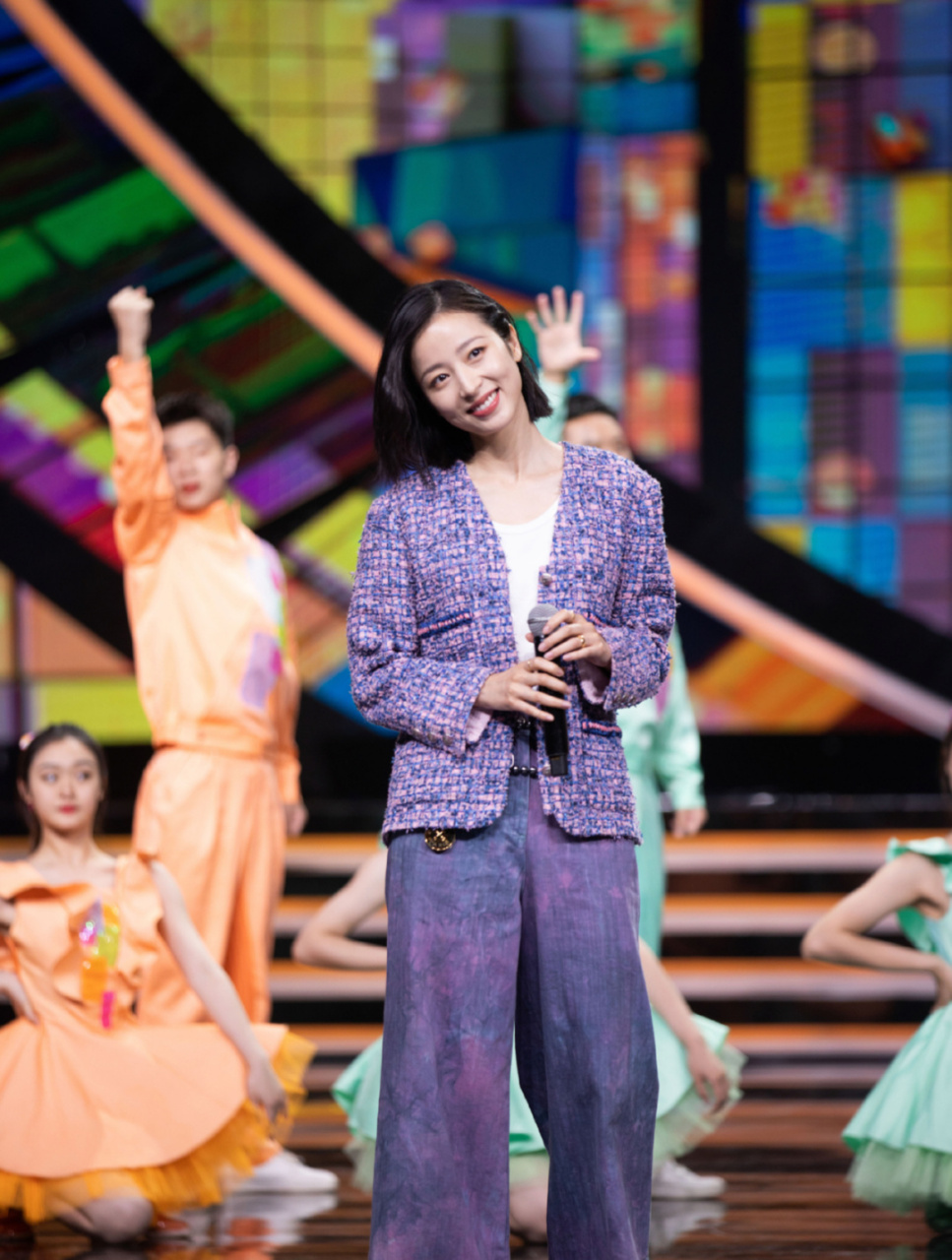 周雨彤活动造型 气质独特好小香风 周雨彤近期一组活动造型穿搭 紫色