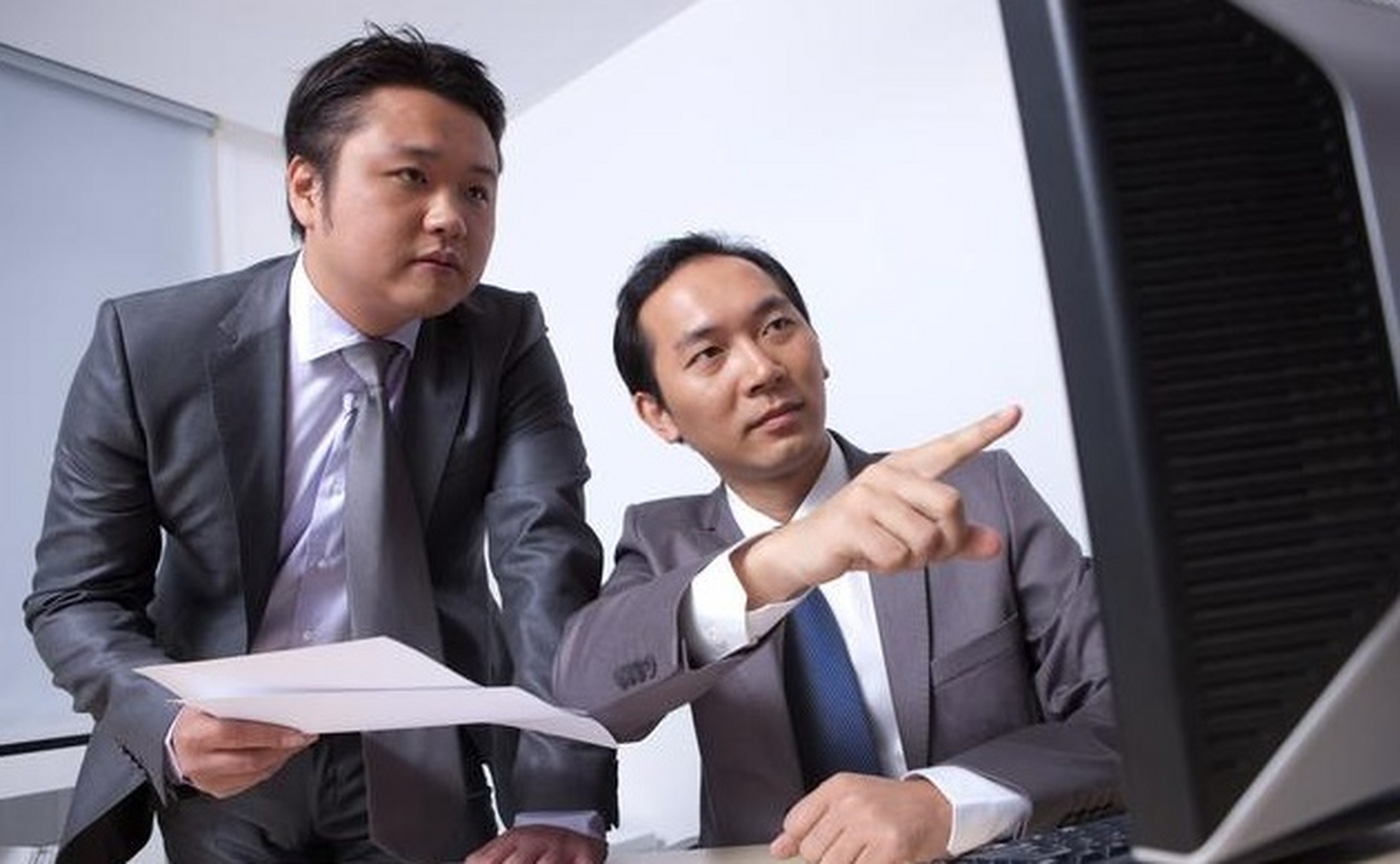 单位有一个五十多岁的副职领导,不苟言笑.