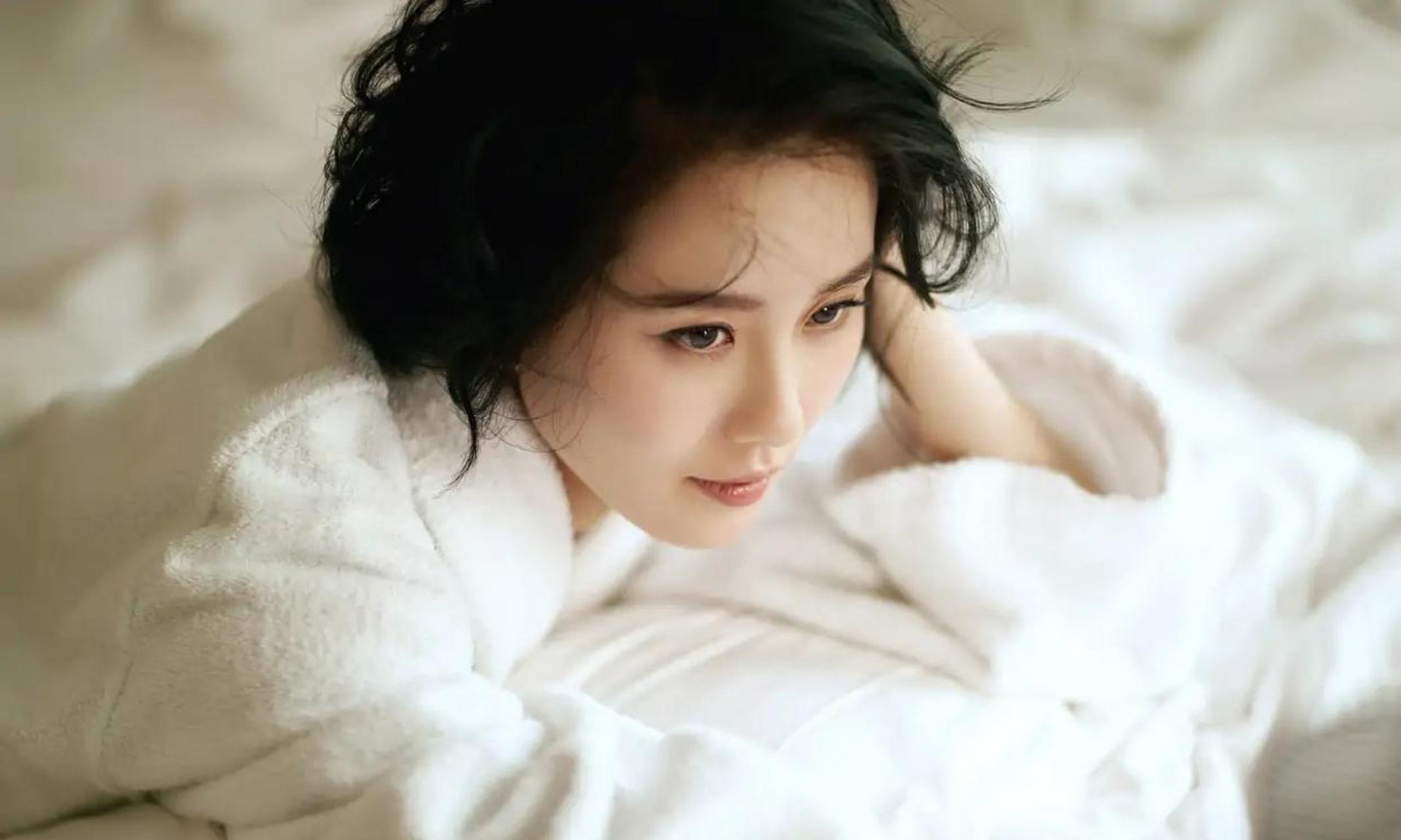 刘诗诗是属于清秀淡雅温婉气质型的 脸型五官整体柔和温婉,加上她从小