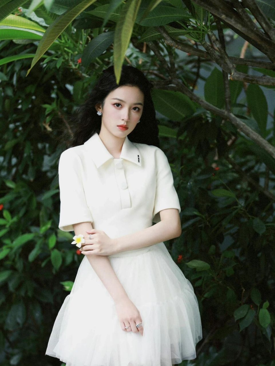 都是纯美sst女孩 这才发现周也前两天直播 穿的shushutong白色polo衫