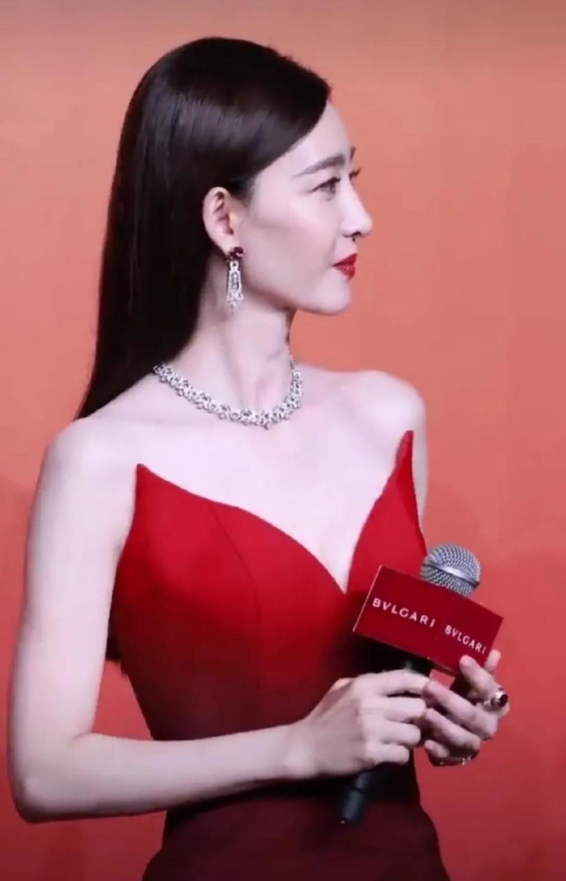 李小冉和王丽坤.一个白到发光,一个清水出芙蓉.