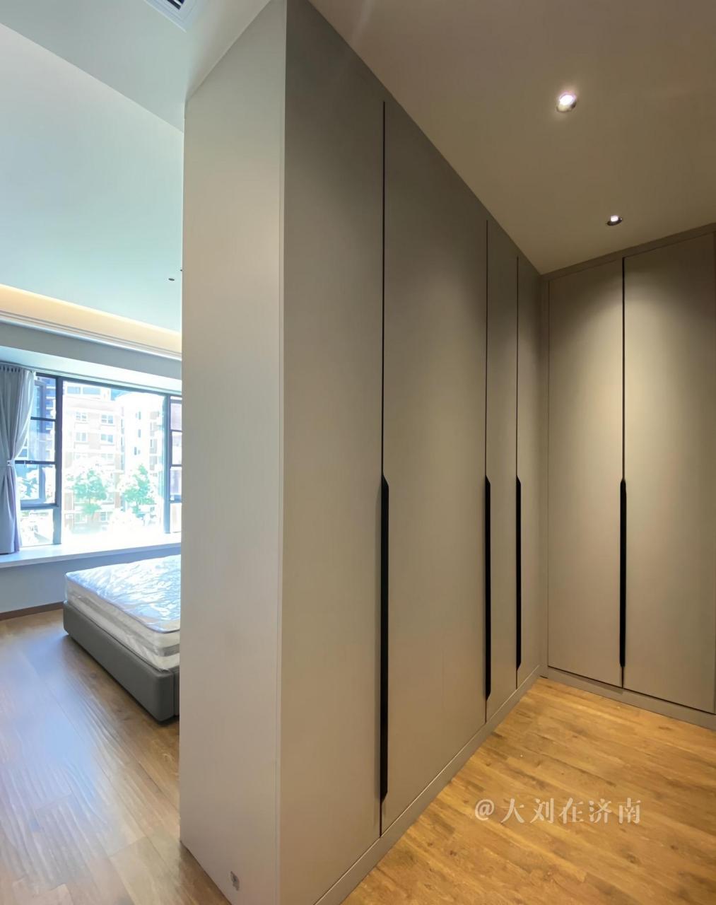 卫生间门正对卧室床,一定要试试l型衣柜,进出非常方便,装修的朋友做个