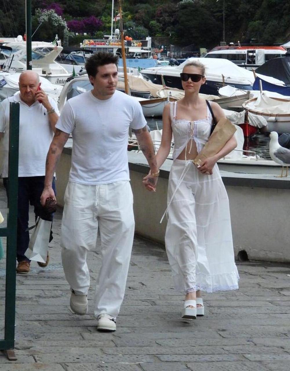 布鲁克林-贝克汉姆与妻子妮可拉-佩尔茨在波托菲诺外出散步