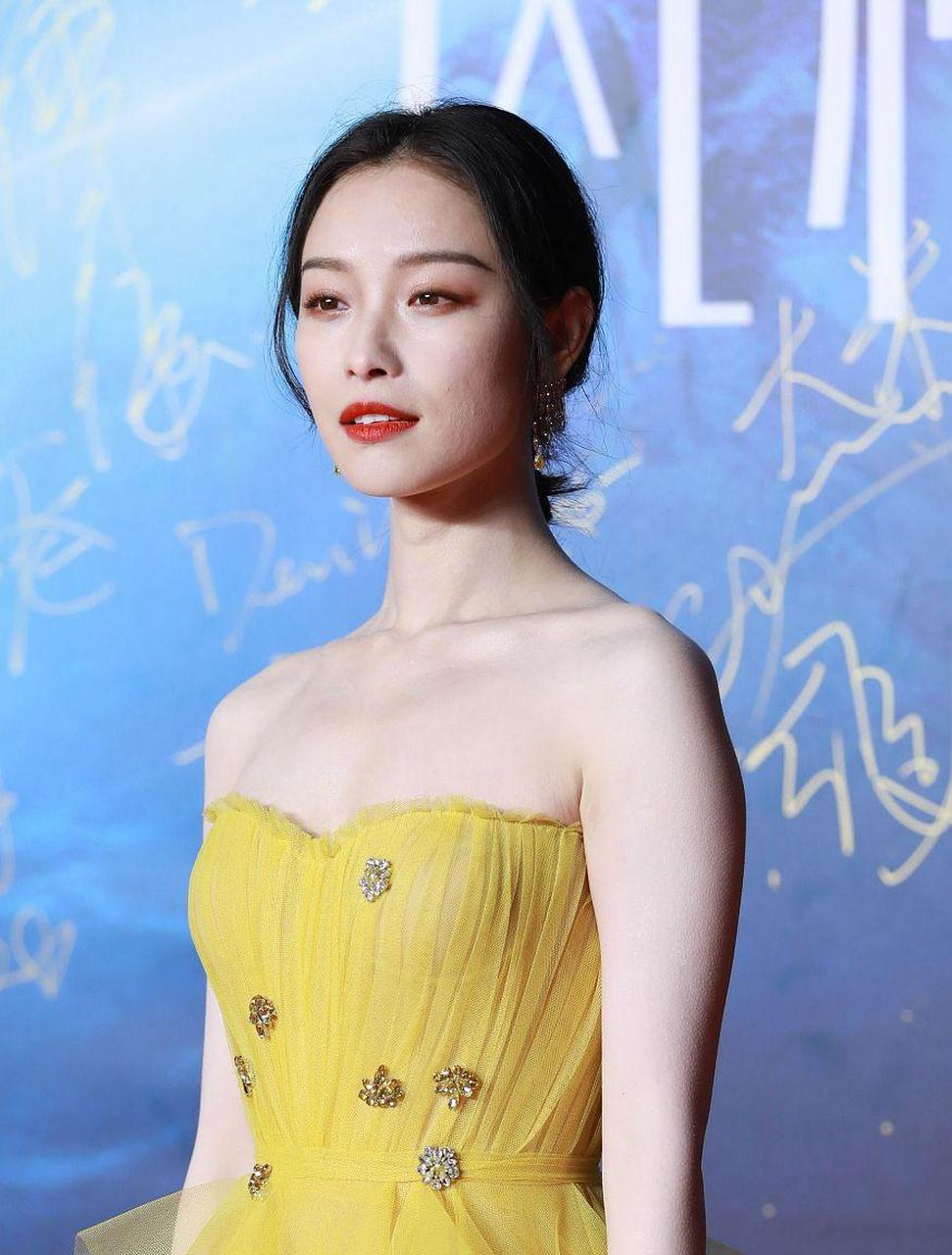 "没想到三年后,冯绍峰的母亲见过倪妮后,回家就让儿