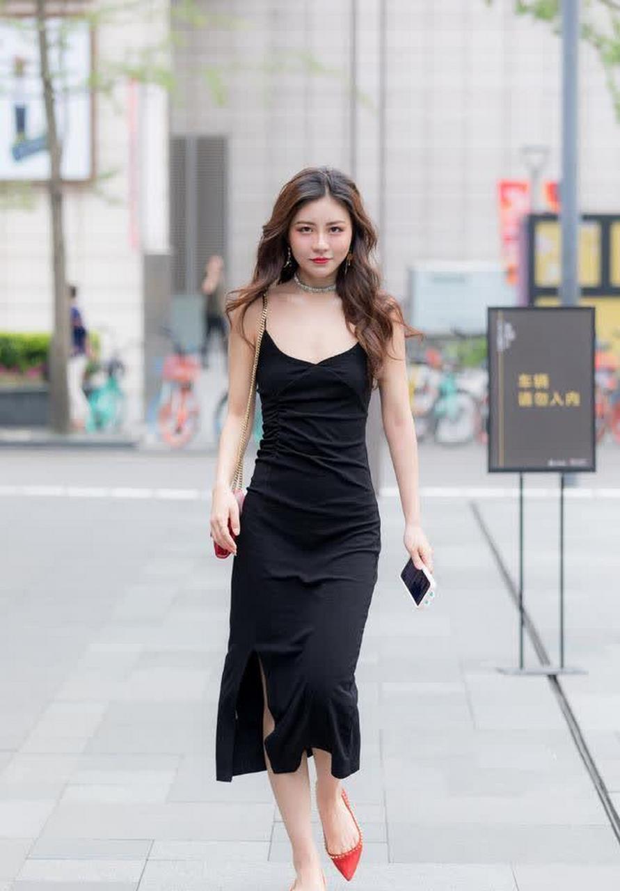 美女全身都是紧身的搭配,气场十足,整体上的熟女诱惑扑面而来