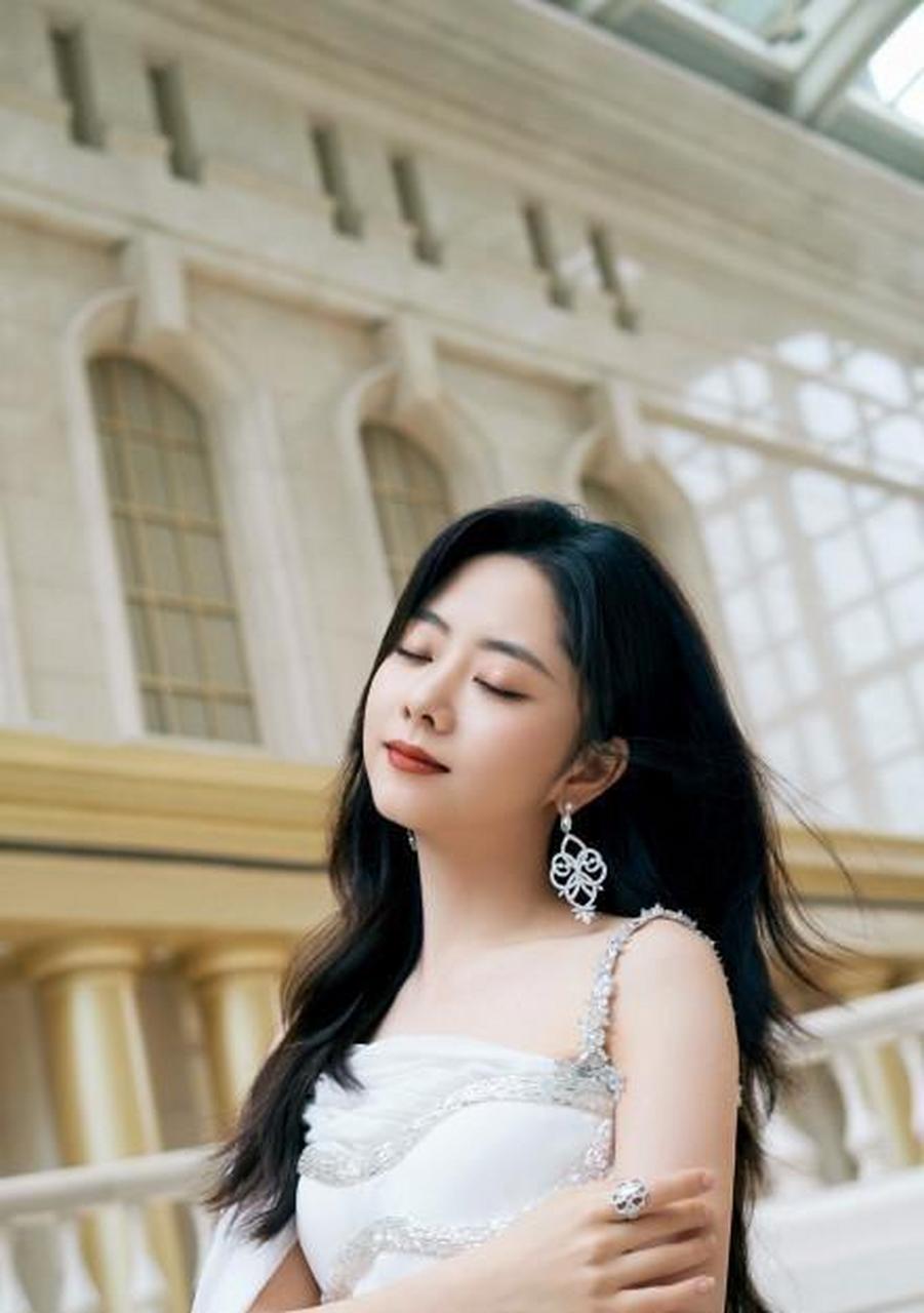 谭松韵越来越有女人味!一袭白色吊带裙,仙气满满