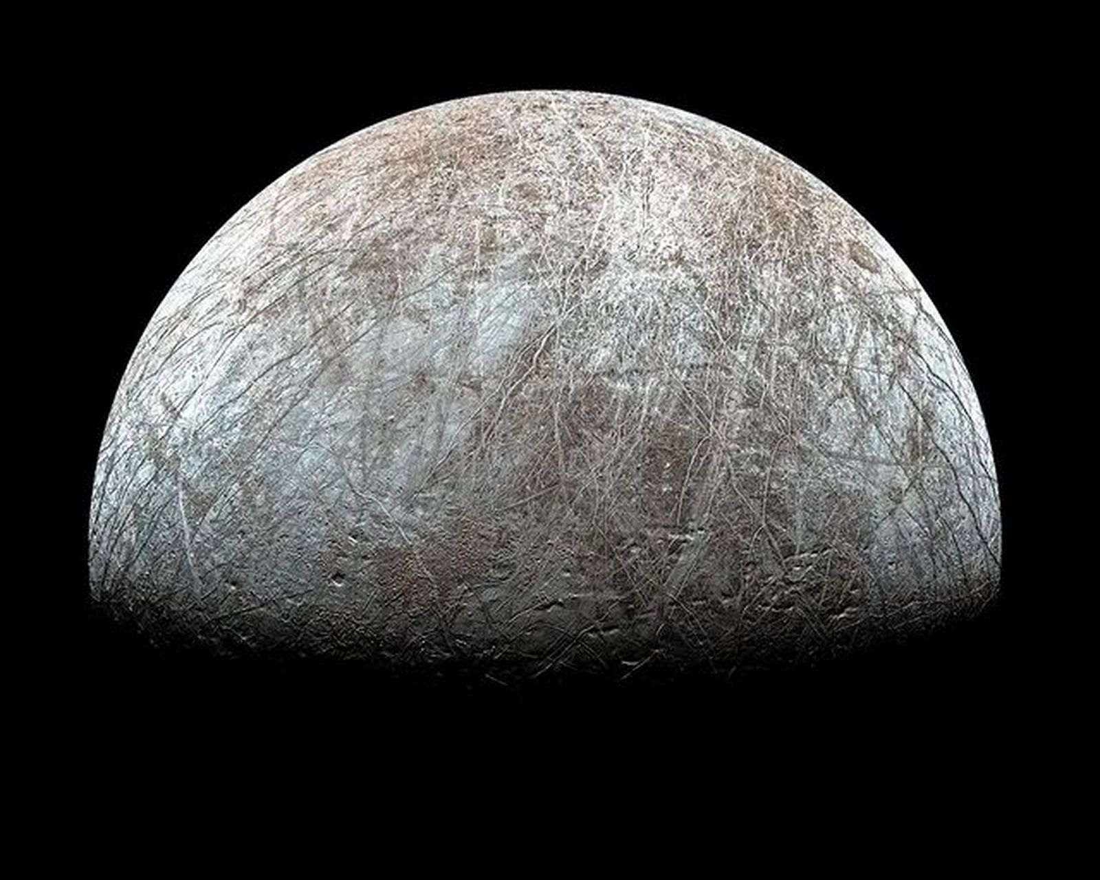 nasa的朱诺号探测器抵近木卫二欧罗巴后,发回了有史以来最清晰的
