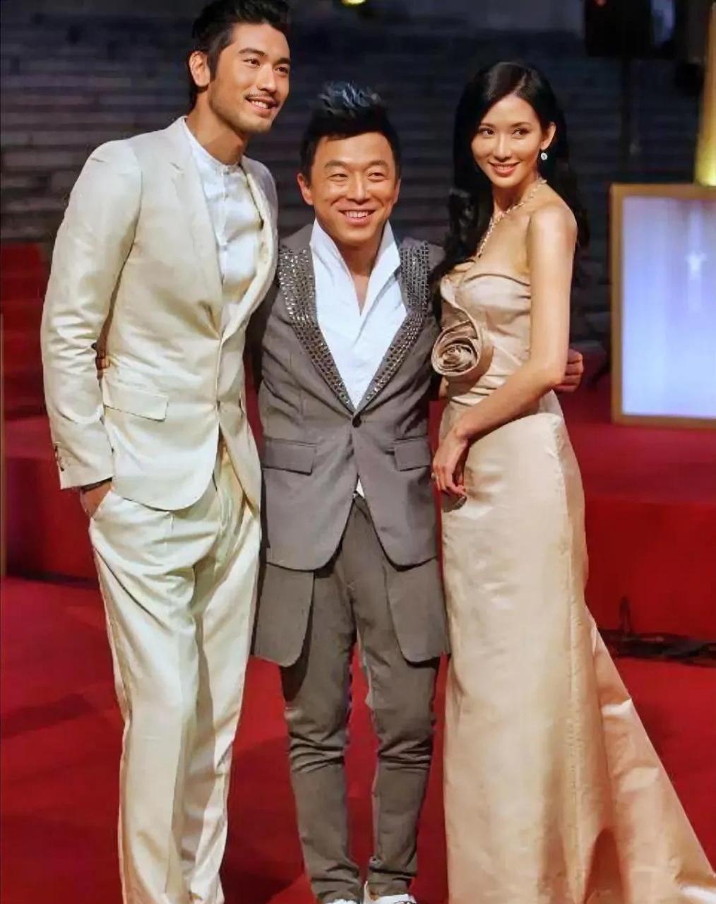 这张照片咋看有点像:人家高以翔和林志玲并排站着,黄渤突然从两人中间