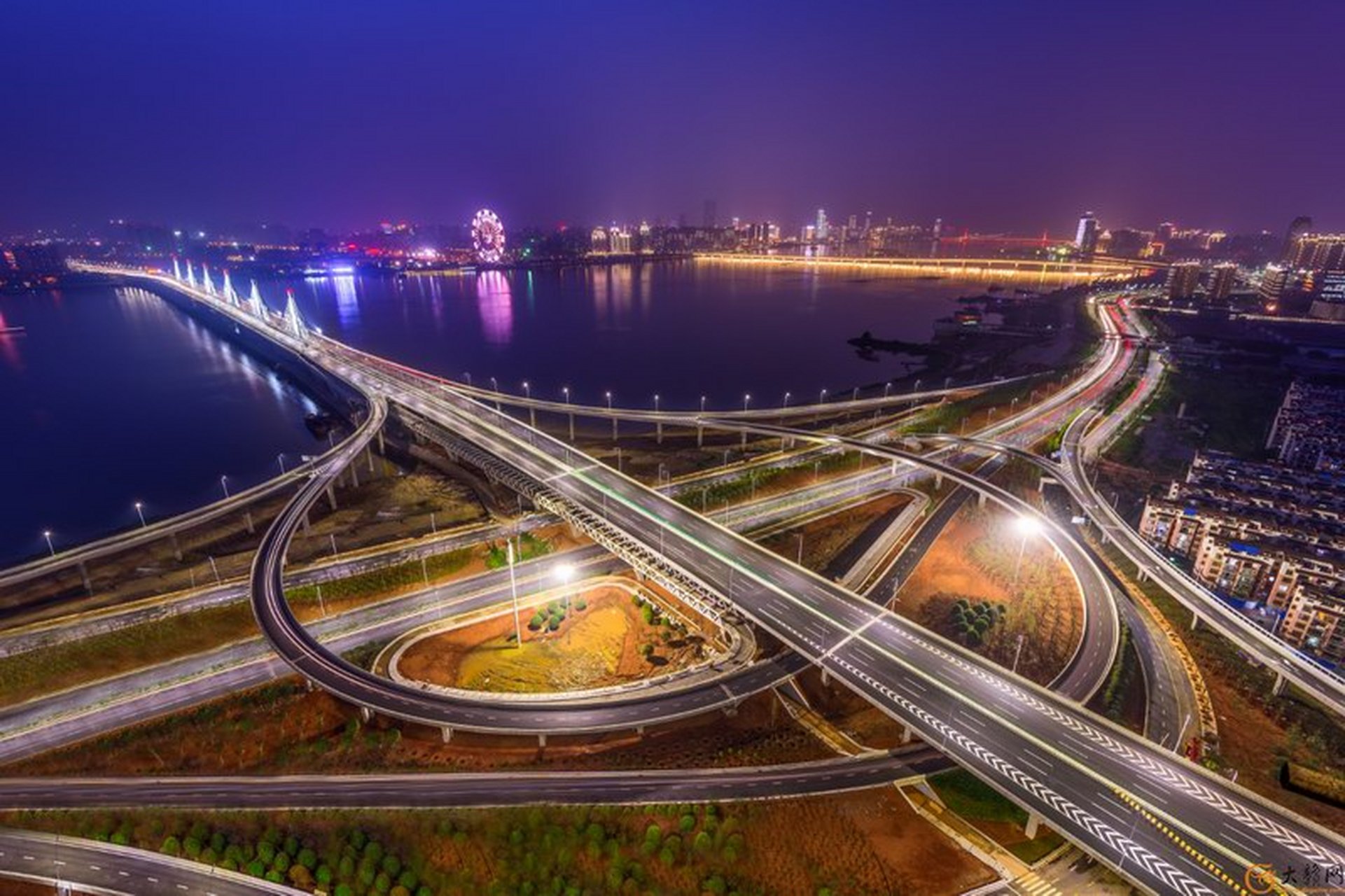 中国第一座双层立体分流城市公路大桥——南昌市朝阳大桥