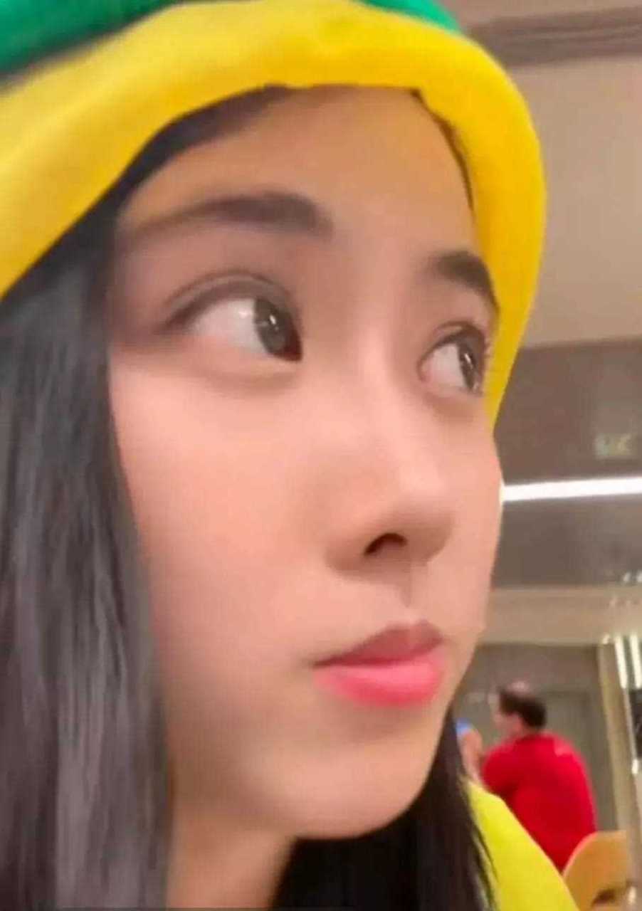 这个女孩子叫杨可,男朋友是足球解说员王涛,两口子全世界去拜访足球