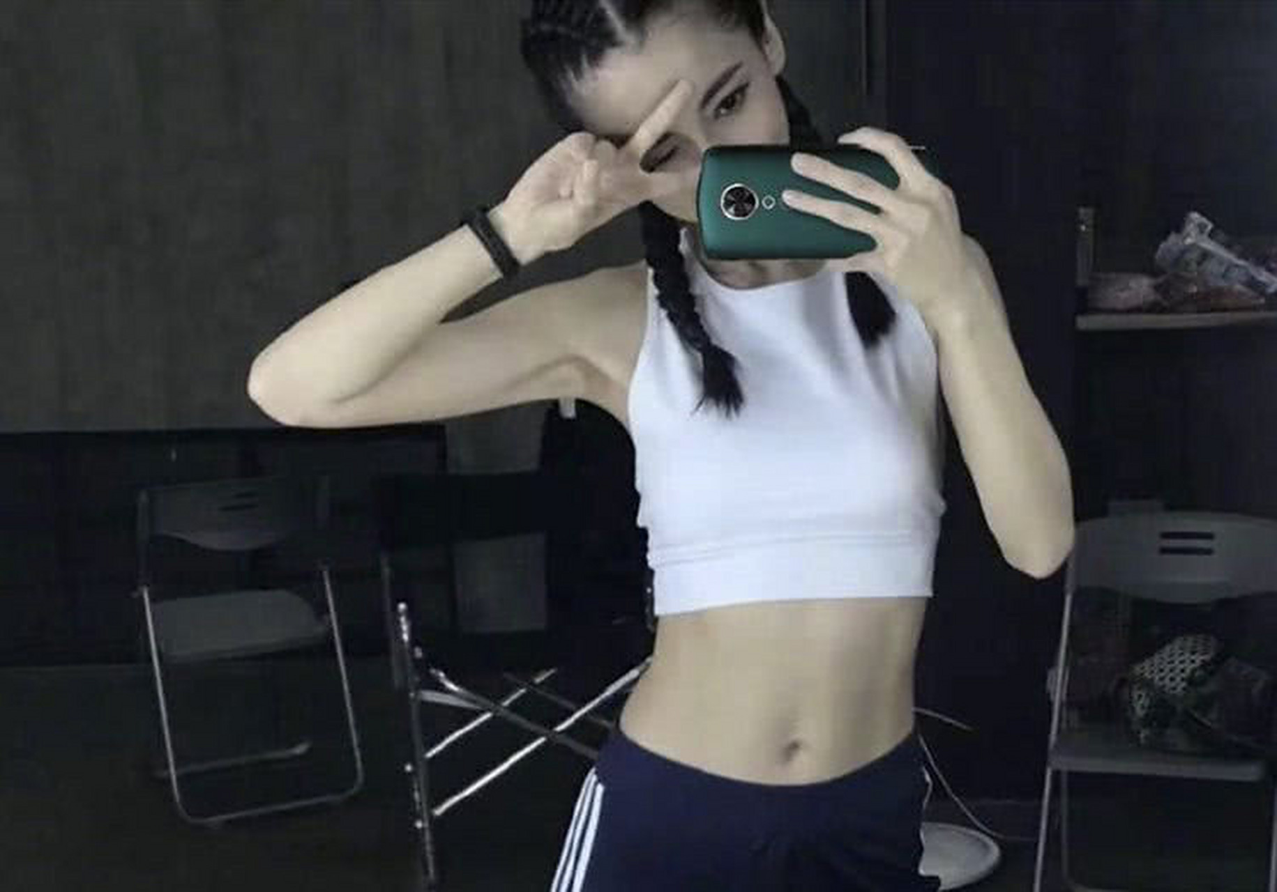 同样是辣妈的angelababy纵然生了小海绵,马甲线依然很显着.