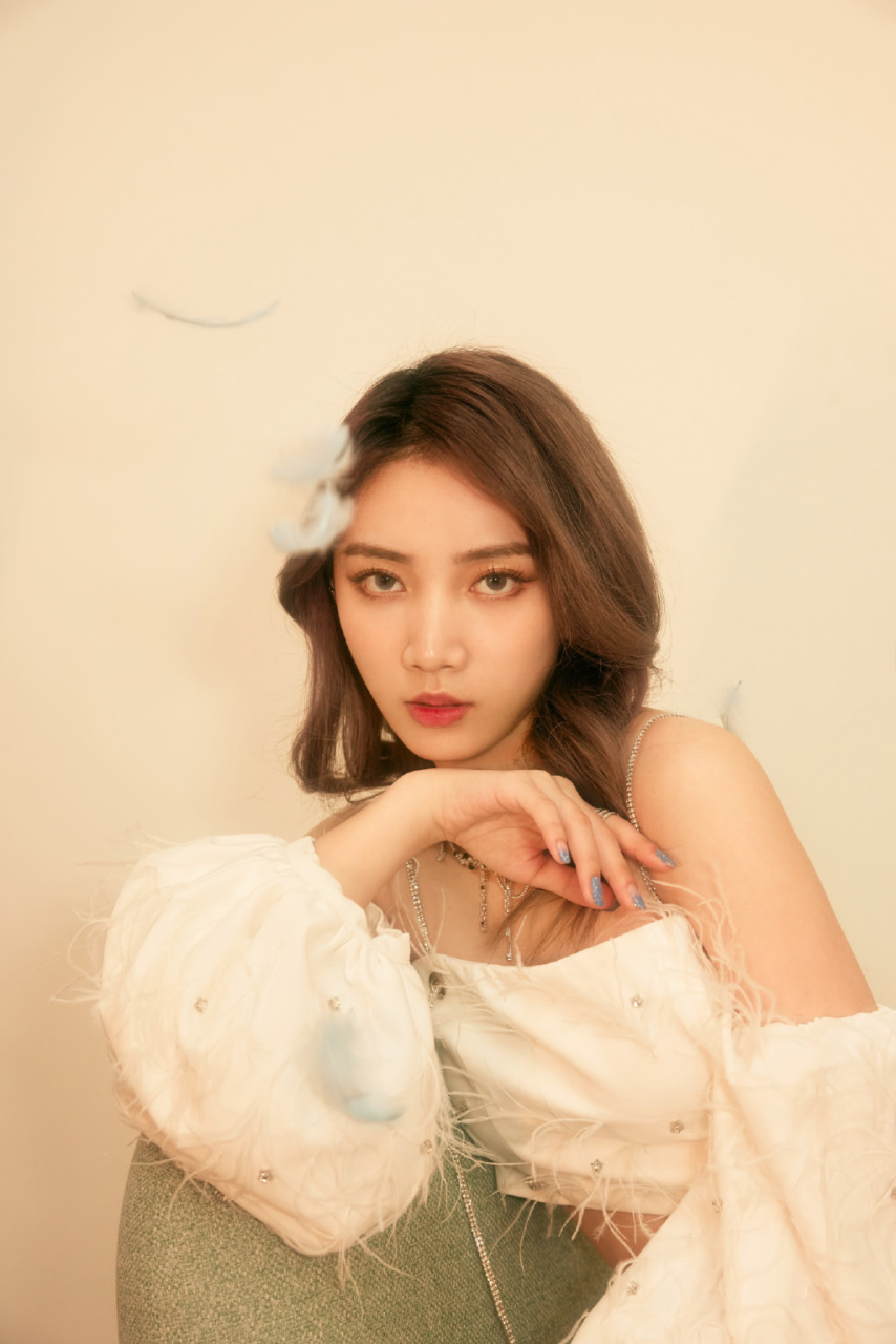 在采访中美美的苏芮琪还揭秘包包究竟带了哪些小物品,真是可爱又暖心