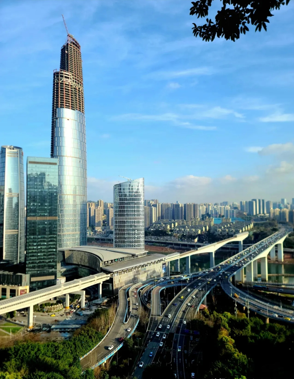 这座建设于重庆渝中区的陆海国际中心大厦一共有100层,虽然还没有完全