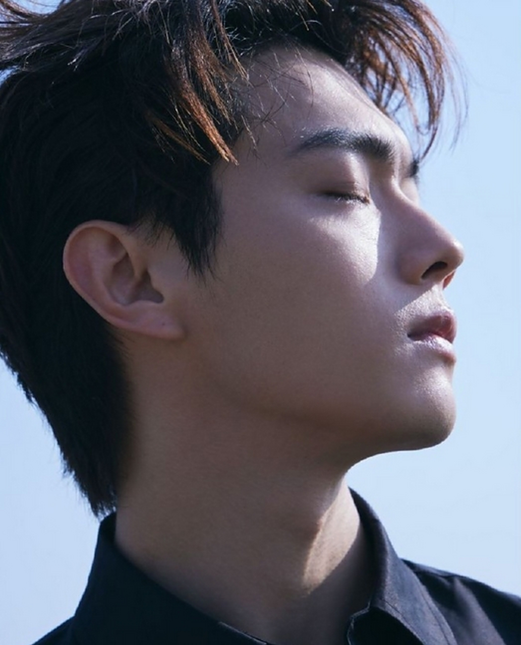 许凯在冬日的海边拍摄了一组大片,展现了他独特的魅力.