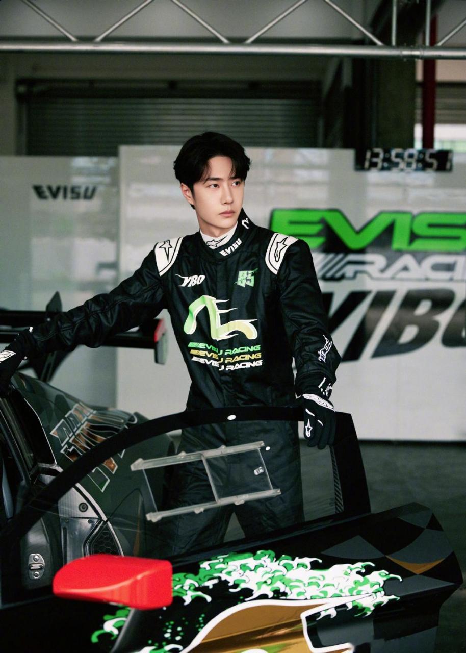 王一博赛车服造型出发 真的泰酷了王一博赛车服造型六宫格