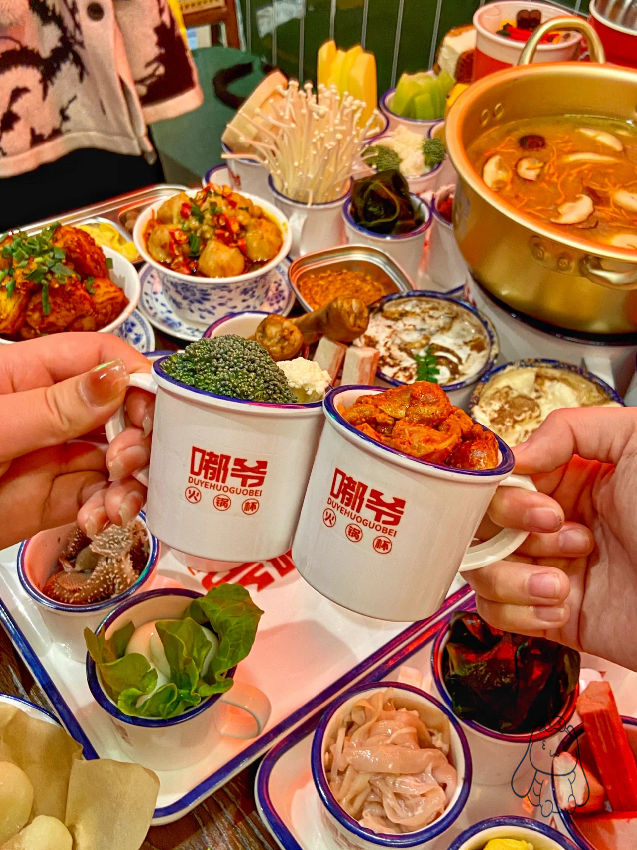 武汉迎来了成都热门的mini火锅杯,每人40r,真是太惊喜了!