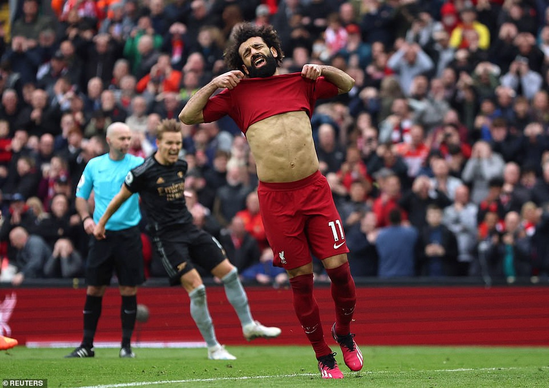 利物浦# 【萨拉赫的腹肌】在利物浦2-2战平阿森纳的比赛中,萨拉赫