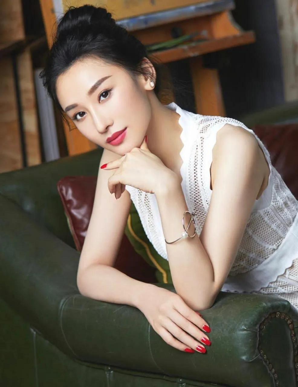 领动计划# 朱子岩 是个不折不扣的女汉子,她的事业型女强人形象,知性