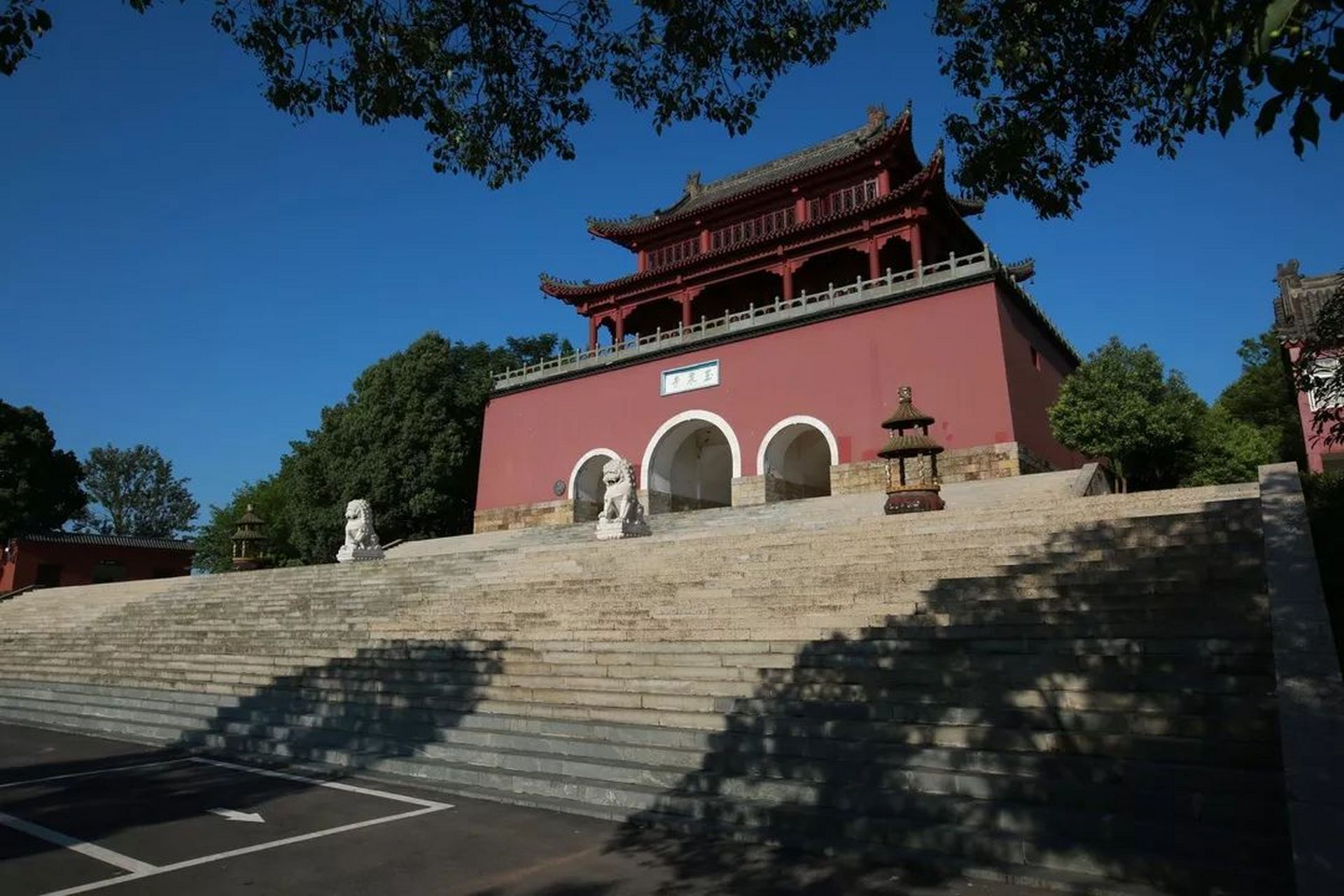 北京玉泉寺的大门,曾经多少历史人物从这里走过.