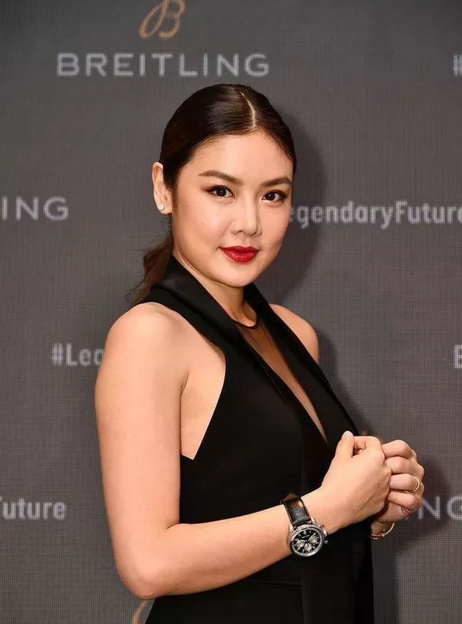 身高1米73的乐基儿越美越富态,穿黑色连体装胖成"女汉子"!
