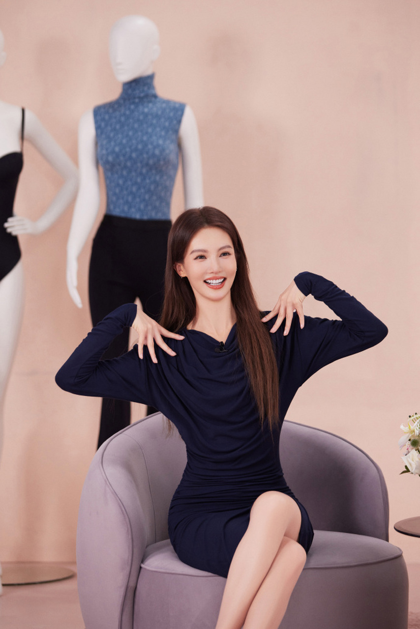 成熟女星金晨黑色包臀裙,身材完美展现韵味十足#金晨# #娱乐热ai计划