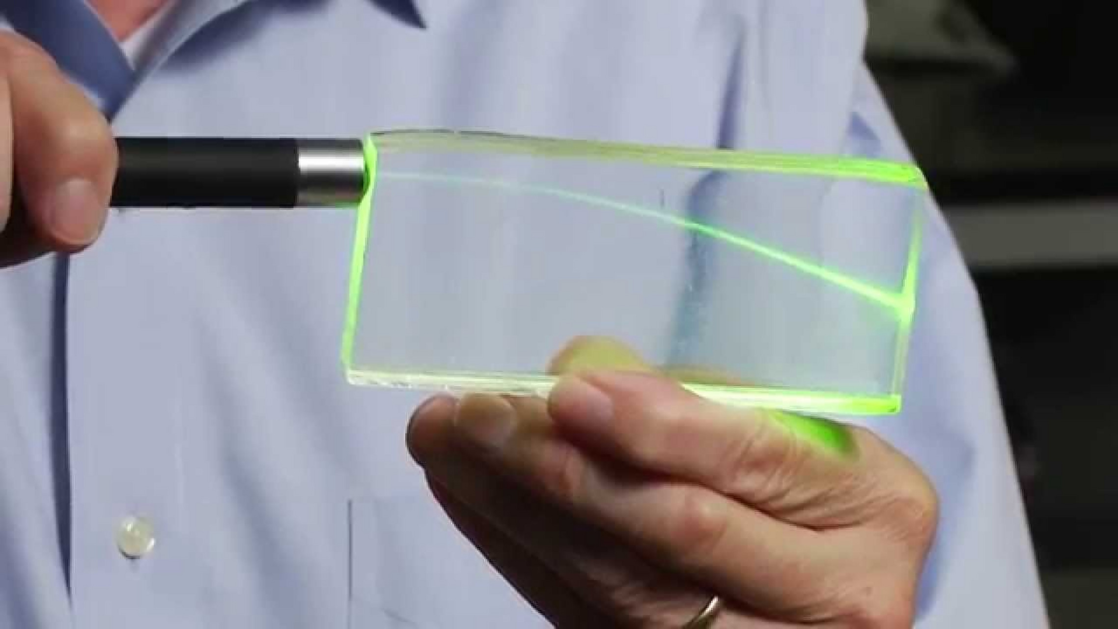 一般会沿直线传播,但是当它进入一个折射率连续变化的介质后,就会变弯